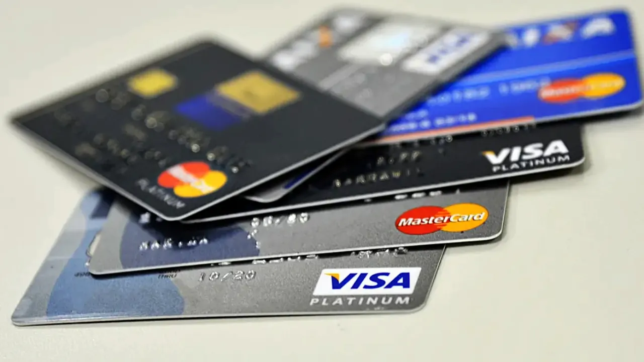 Endividados agora podem escolher o melhor cartão de crédito para quitar as dívidas.