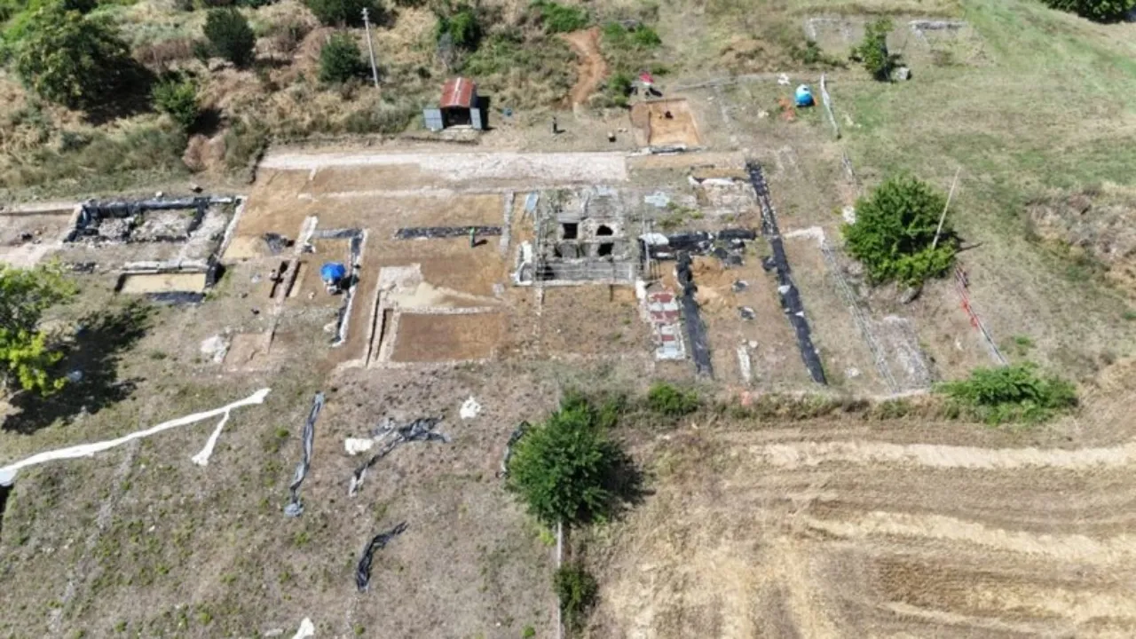 A Universidade divulgou imagens da área escavada onde a cervejaria foi descoberta.