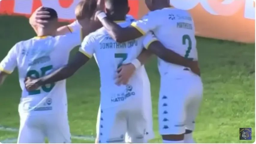 Jogadores do Cuiabá comemoram o primeiro gol