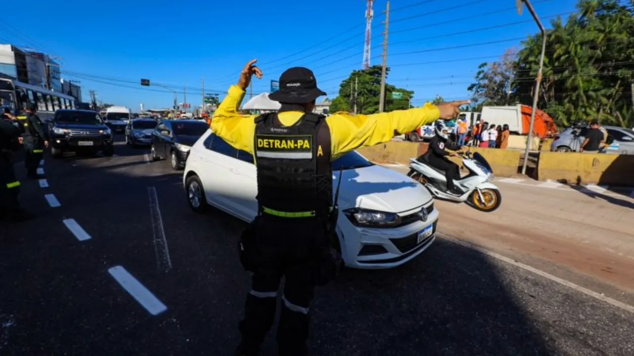 Agentes do Detran orientando o trânsito