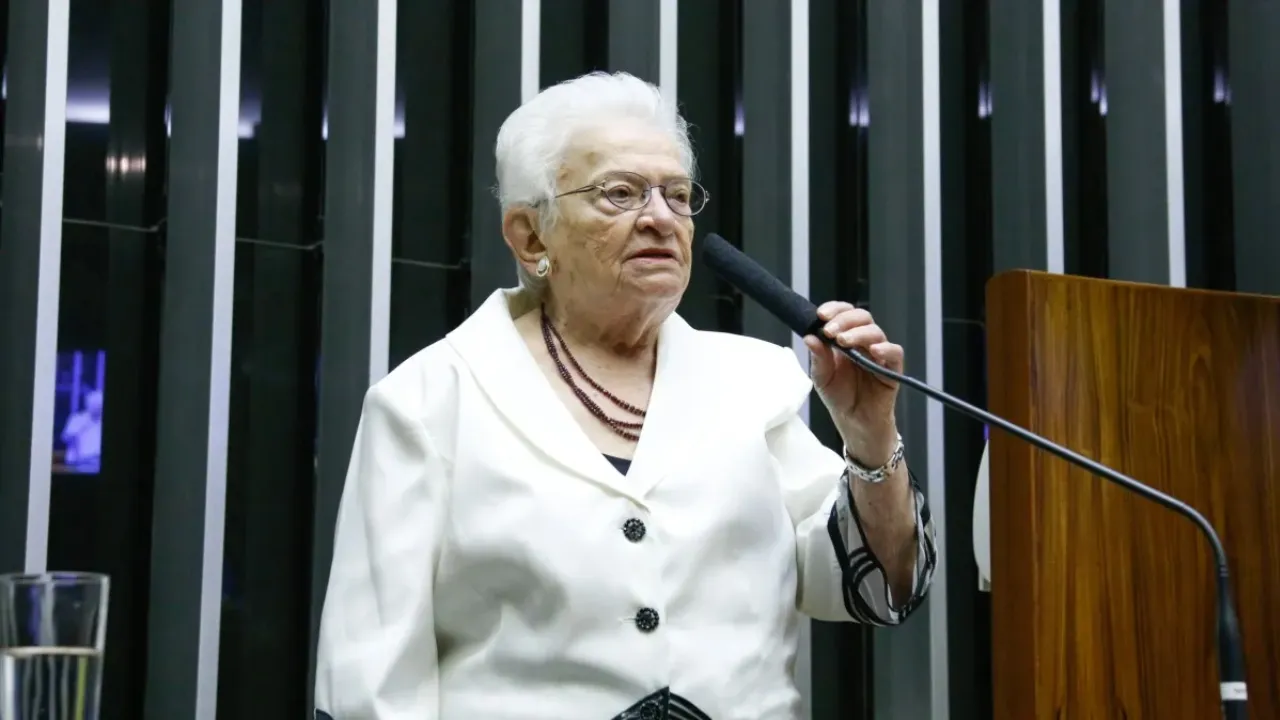 A deputada federal Luiza Erundina (PSOL-SP) foi internada appós passar mal na Câmara