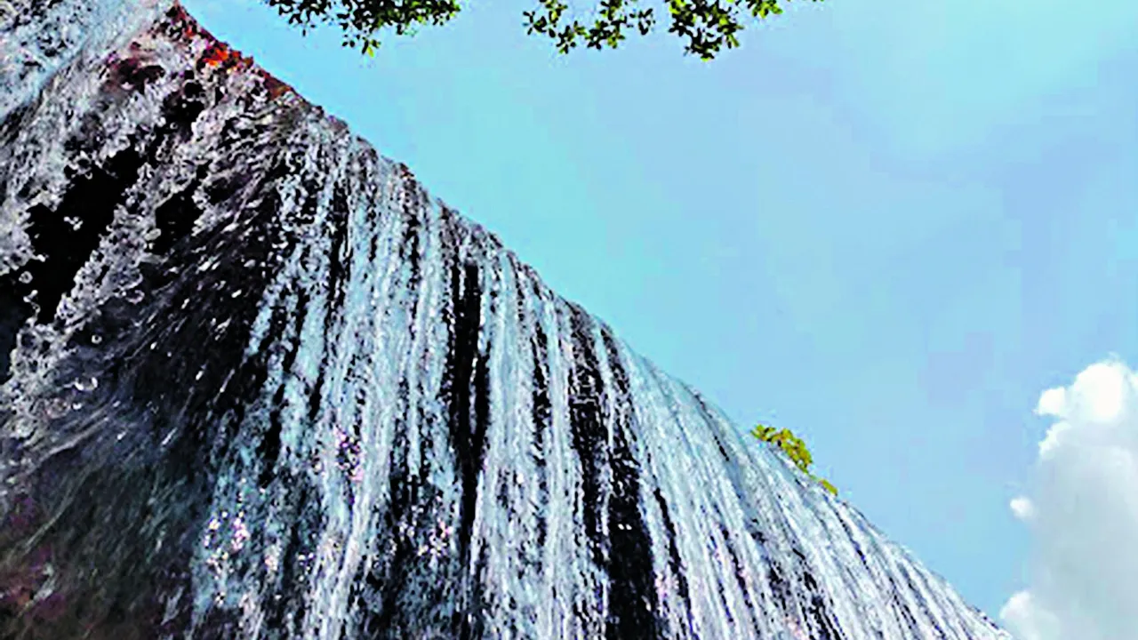 Santo Antônio do Tauá, próximo a Belém, possui diversas belezas naturais, como esta cascata que fica no Paraíso das Fontes