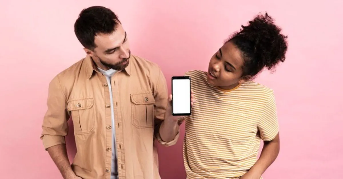 Casal vendo o celular juntos