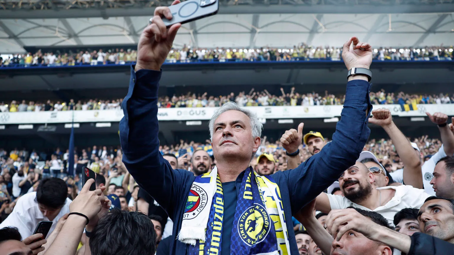 José Mourinho foi apresentado à torcida do Fenerbahçe neste domingo (2), no estádio Sukru Saraçoglu,  em Istambul, na Turquia.