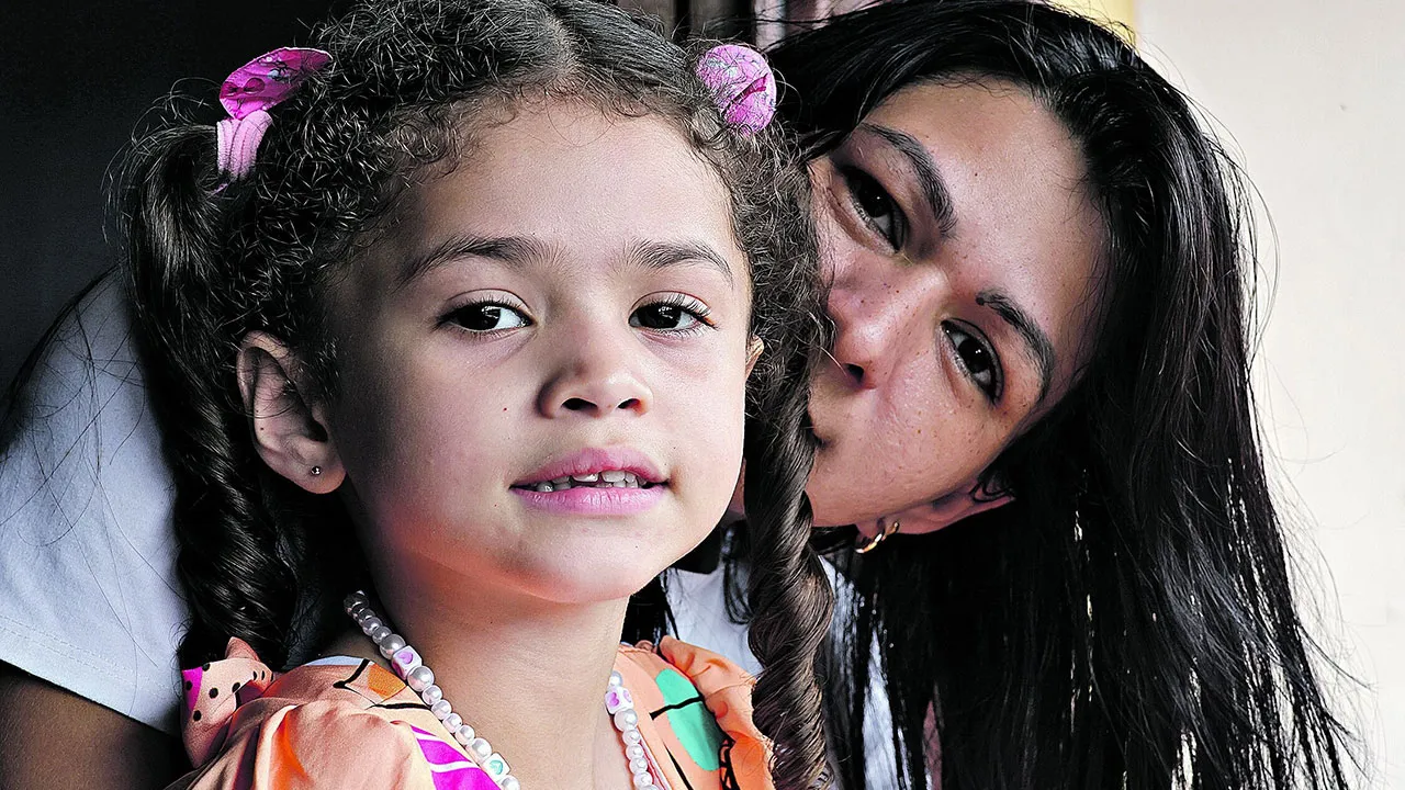 Jaqueline e Kayla Ferreira: após ter a filha na Guiana, a mãe não consegue garantir direitos básicos para a menina no Brasil, mesmo tentando provar que o pai também é paraense