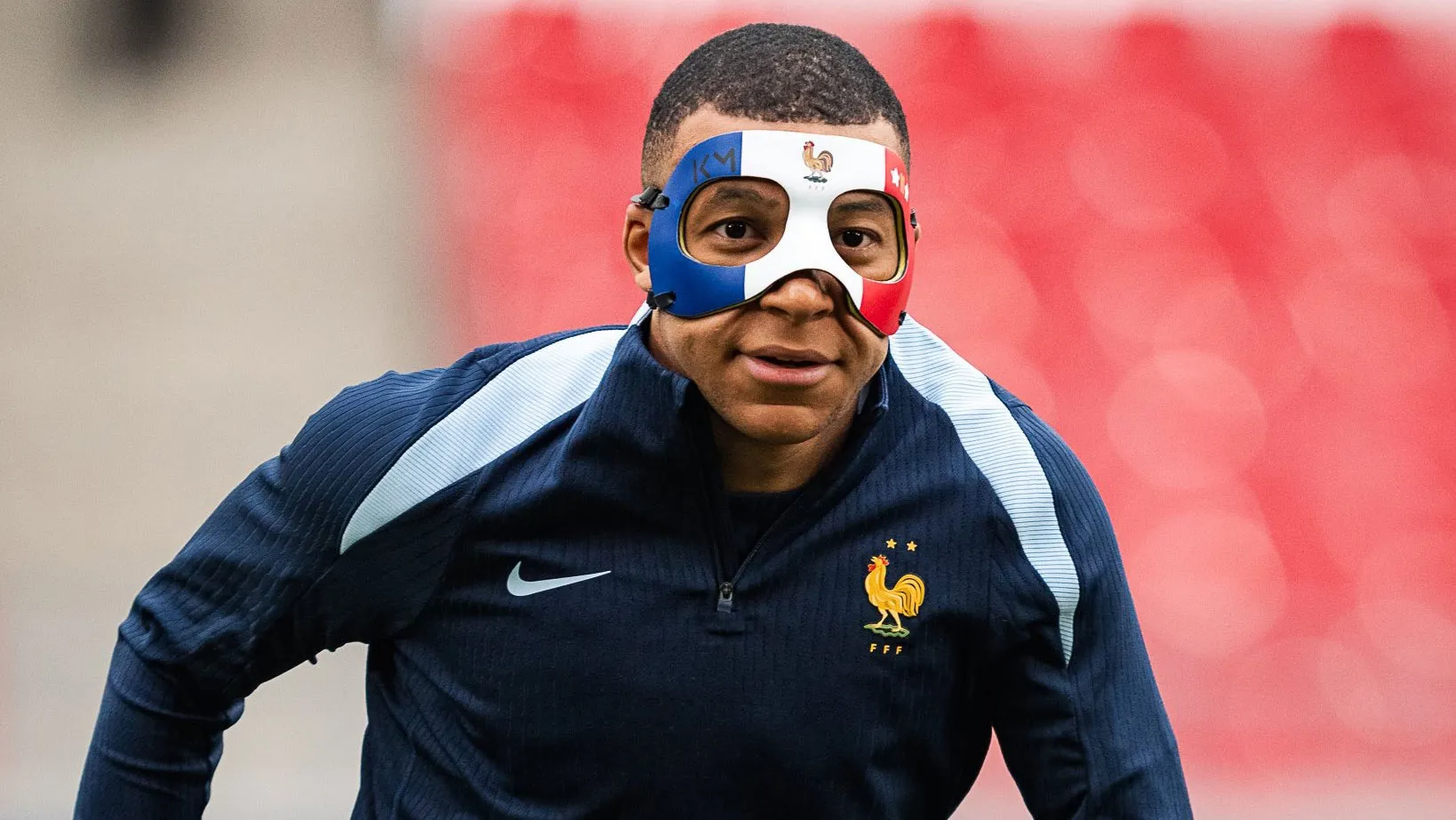 Mbappé treinou com máscara com as cores da bandeira francesa na quinta-feira (20), mas segue como dúvida para jogo contra a Holanda.