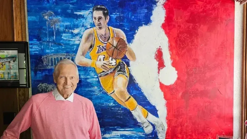 Jerry West em frente a um quadro que mostra a sua própria silhueta, que até hoje é utilizada na logo da NBA.