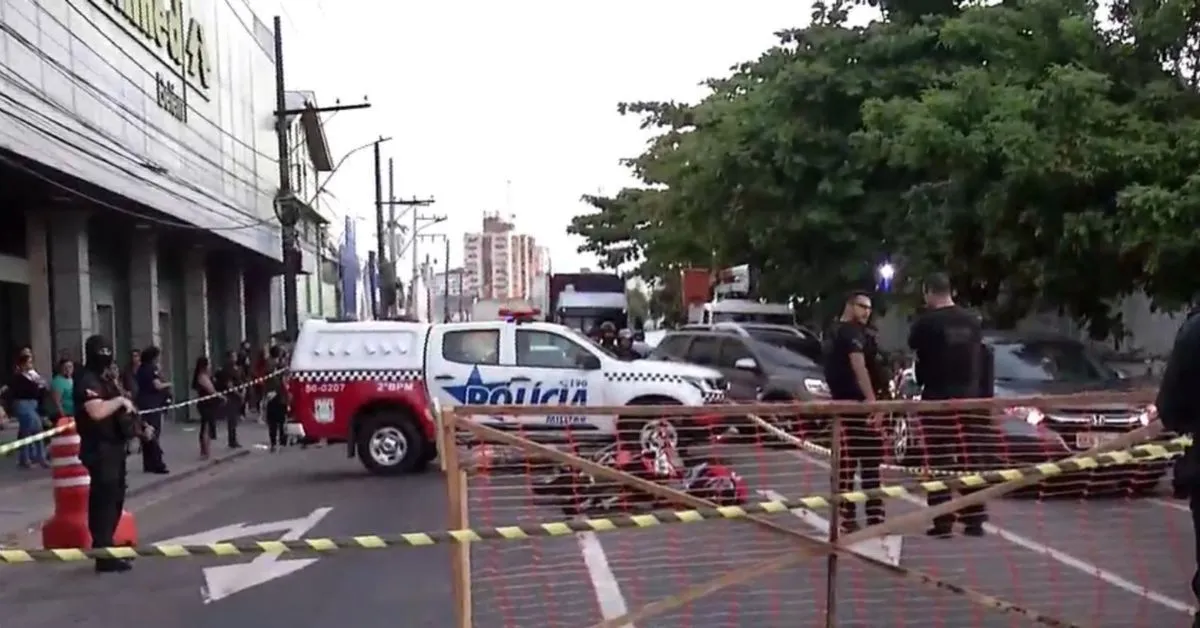 Motociclista foi assassinado a tiros na região da Doca, em Belém, na tarde desta quinta-feira (18)