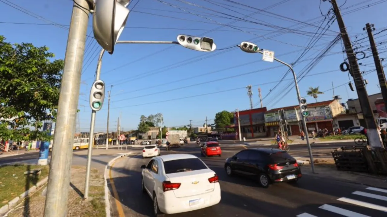 Novos semáforos que substituíram a rotatória do 40 Horas já estão em funcionamento e passam por testes de segurança