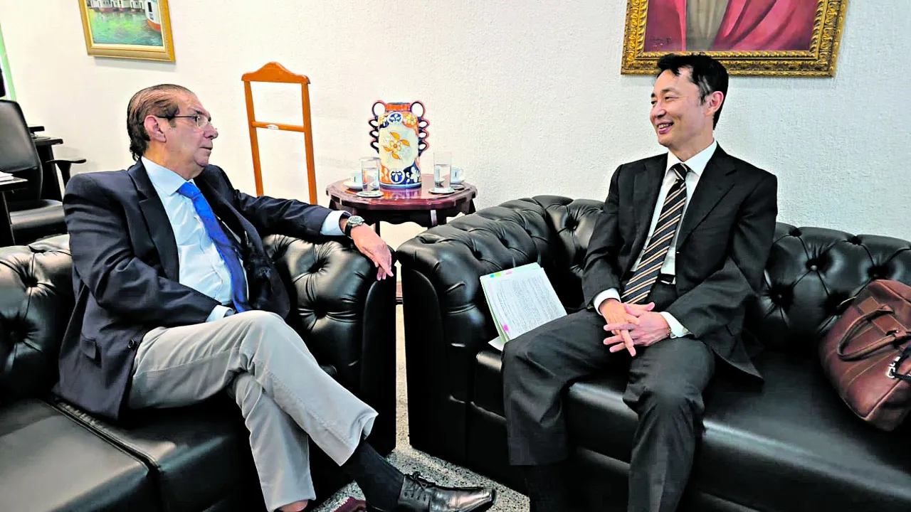 O embaixador do Japão, Teiji Hayashi, visitou o gabinete do senador Jader Barbalho, em Brasília