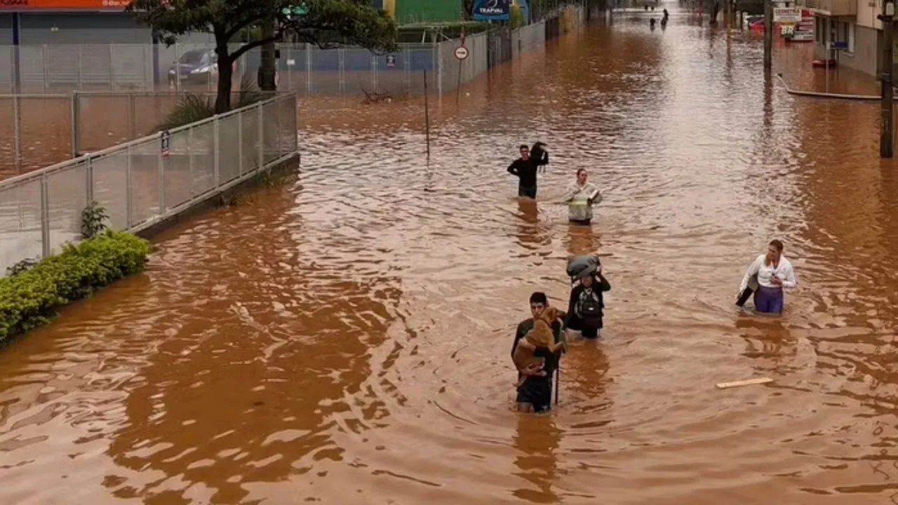 Um mês após a tragédia, o futuro é incerto para milhares de gaúchos atingidos pelas enchentes.
