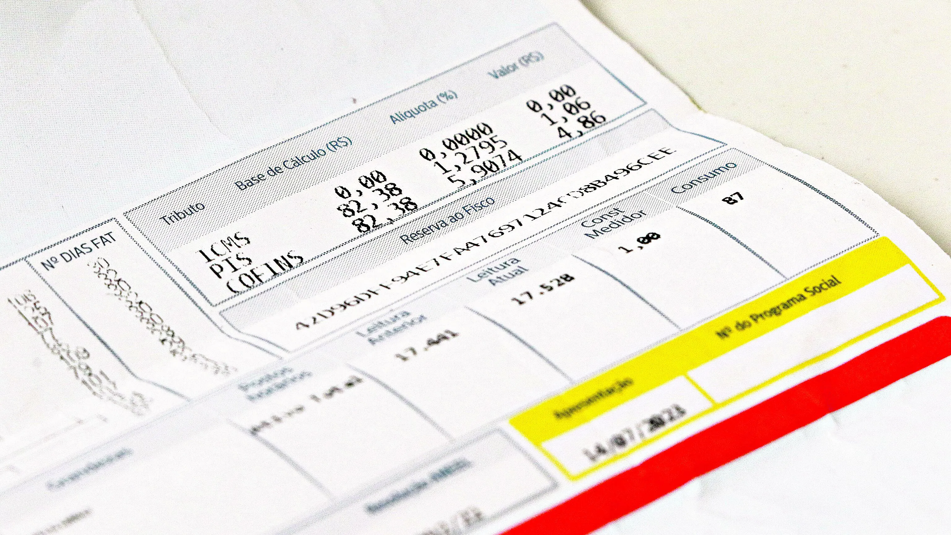 Para fazer parte do programa e obter a redução de até 65% na fatura mensal de energia, as famílias precisam cumprir alguns requisitos