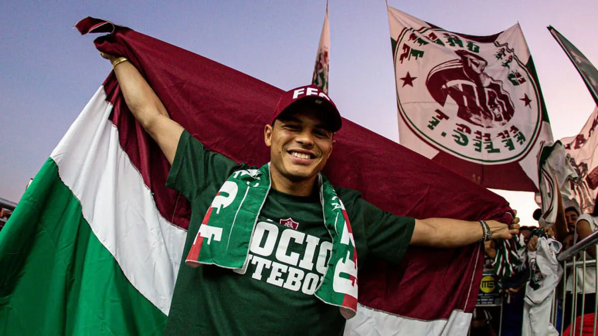 Thiago Silva desembarcou no Rio de Janeiro e foi recebido com festa por uma multidão de torcedores do Fluminense.