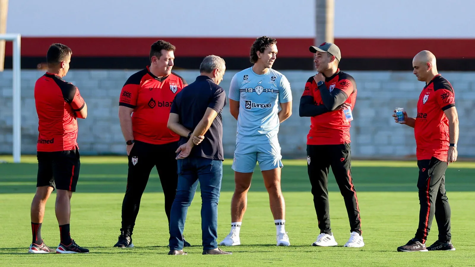 Nicolas conversa com Jair Ventura e membros da comissão técnica do Atlético-GO durante treino do Paysandu, no CT da equipe goiana.