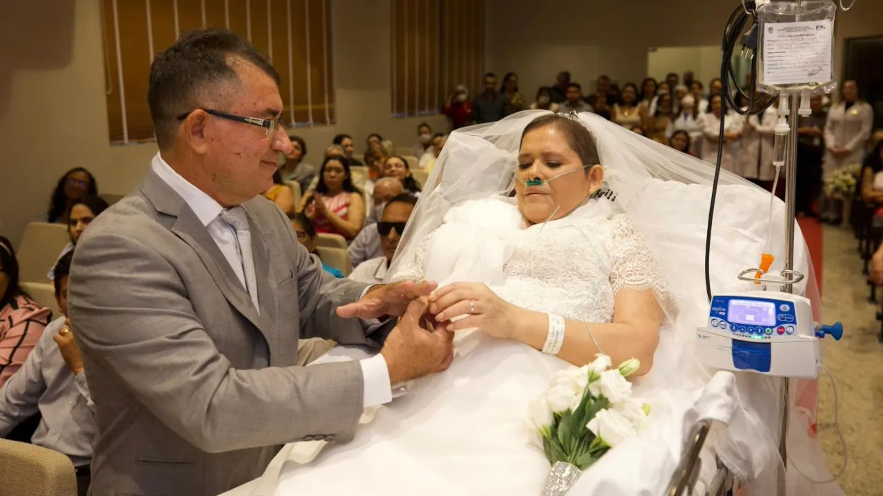 Gracilene Pantoja e Fernando Martins casaram em cerimônia no Hospital Ophir Loyola, em Belém.