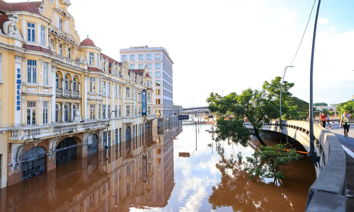 Nível do rio Guaíba subiu e invadiu orla da cidade semanas após enchentes que devastaram o RS