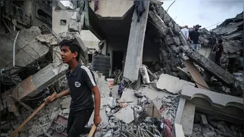 Ataques de Israel contra palestinos atingiu a zona humanitária Al-Mawasi, neste sábado (13).