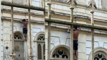 O homem ficou preso entre a porta e a janela do prédio.