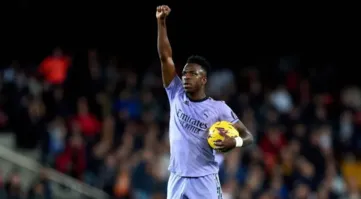 Vini Jr. comemora gol contra o Valencia com gesto antirracista do movimento Panteras Negras, que simboliza o “black power” nos EUA.