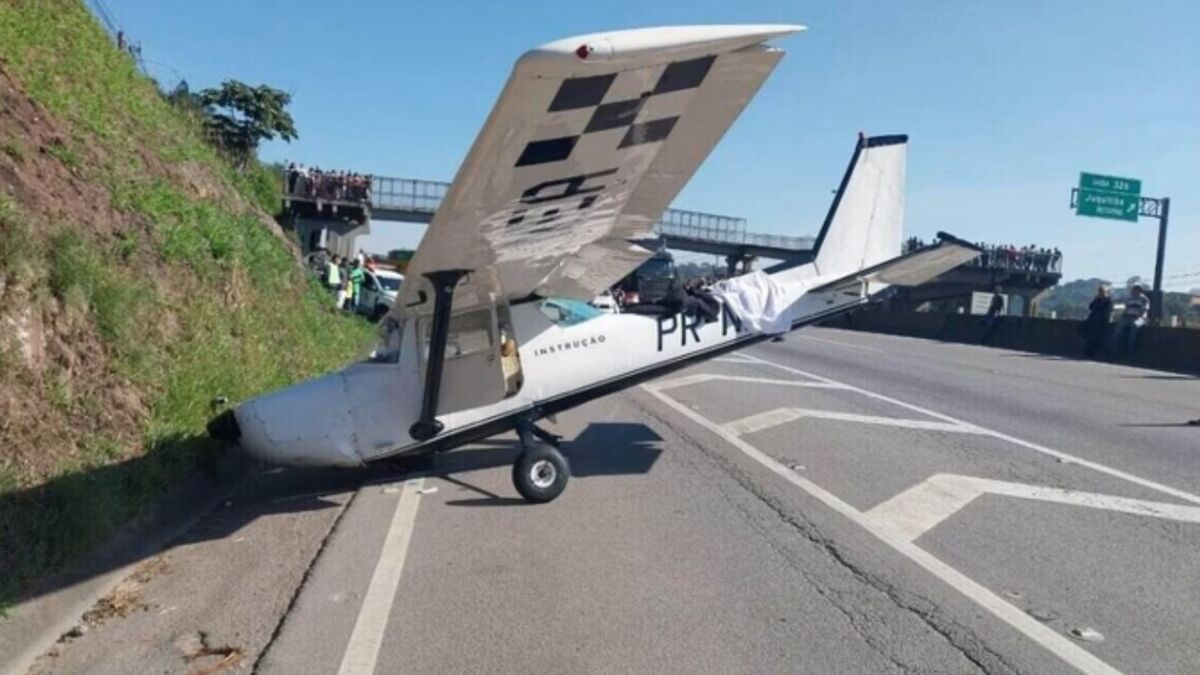 Avião de pequeno porte cai em movimentada via de São Paulo