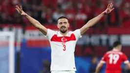 Demiral festeja a classificação da Turquia, que pega a Holanda nas quartas da Eurocopa