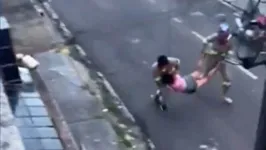 Mulher sendo levada carregada após o ataque de abelhas