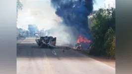 O grave acidente chamou atenção pela violência do impacto que resultou em um dos veículos pegar fogo