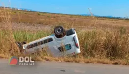 Informações preliminares apontam que o motorista perdeu o controle do veículo, que acabou capotando e ficando com as rodas para cima