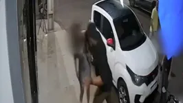 Covardemente, homem agride mulher com tanta força que ele cai ao chão