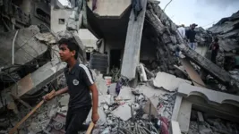 Ataques de Israel contra palestinos atingiu a zona humanitária Al-Mawasi, neste sábado (13).