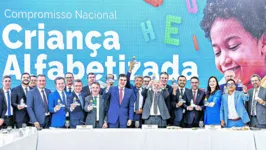 O governador Helder Barbalho e o presidente Lula durante reunião sobre o Compromisso Nacional Criança Alfabetizada, realizada recentemente em Brasília