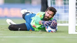 Alisson foi um dos jogadores presentes na visita