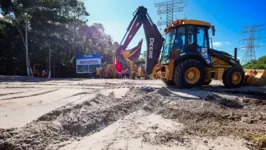 Máquinas pesadas estão realizando serviço de terraplanagem