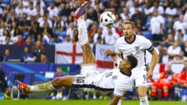 Belligol marcou no apagar das luzes de bicicleta. Na prorrogação, Harry Kane (fundo), fez de cabeça