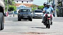 Na travessa, que fica no bairro do Telégrafo, há vários desníveis no asfalto por toda a via