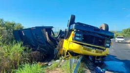 O caminhão estava carregado de carvão que virou com a carga completa, e não é o primeiro caminhão desse tipo que vira na ponte