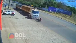 Na motocicleta estavam duas pessoas, ambas sem o capacete