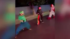 Imagem ilustrativa da notícia Vídeo: veja o momento em que “Goku” é atropelado por moto
