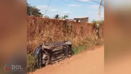 O veículo tombou completamente na vala que fica lateralmente à Rua Manaus