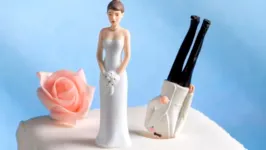 Noiva não gostou da pegadinha feita pelo marido durante a festa de casamento