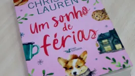 "Um Sonho de Férias" de Christina Lauren, uma comédia romântica que mistura beijos inesperados, viagens no tempo e segundas chances.