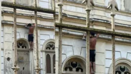 O homem ficou preso entre a porta e a janela do prédio.