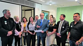 O senador também recebeu, entre outros, a prefeita Alcineia do Socorro, de Nova Esperança do Piriá (alto); o prefeito Biri Magalhães, de Muaná (abaixo, à esq.); e o prefeitos de Bagre, Clebinho Rodrigues e de Soure, Guto Gouvêa (abaixo, à dir.)