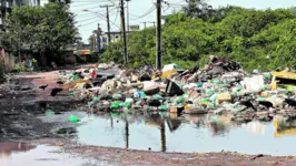 O lixo é tanto que chega a obstruir parte da Avenida Tucunduba, perto do conjunto Liberdade 1