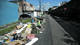 Prefeitura estaria demorando para recolher o lixo e entulho jogado pelas ruas da cidade