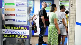 Filas se formaram nos centros lotéricos da capital entre quem tentava a sorte na +Milionária