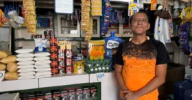 João Alaílson é quem administra hoje a pequena mercearia de 1945.