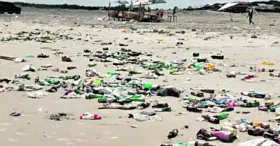 Praia do Atalaia é um dos locais que mais sofrem com o descarte irregular de resíduos sólidos pelos veranistas