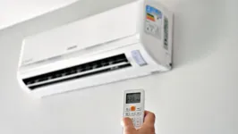 O ar condicionado é um dos vilões do aumento da conta, mas é possível usar sem preocupação