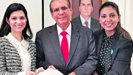 O senador com a professora da Universidade Federal Rural da Amazônia, advogada Flávia Marçal; e a representante da ONG Amigos e Pais dos Autistas de Ananindeua (APAN), Nayara Barbalho